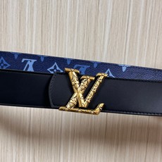 -当季新款,外侧采用, 涂层帆布,以渐变蓝色调演绎经典老花图案,自带潮流质感。- 内侧为驼色皮革,可实现 -当季新款,外侧采用, 涂层帆布,以渐变蓝色调演绎经典老花图案,自带潮流质感。- 内侧为驼色皮革,可实现