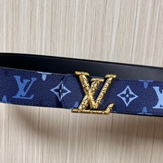 -当季新款,外侧采用, 涂层帆布,以渐变蓝色调演绎经典老花图案,自带潮流质感。- 内侧为驼色皮革,可实现 -当季新款,外侧采用, 涂层帆布,以渐变蓝色调演绎经典老花图案,自带潮流质感。- 内侧为驼色皮革,可实现