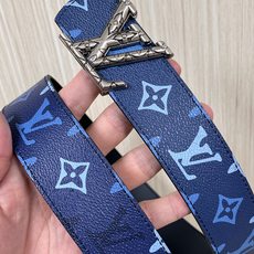 -当季新款,外侧采用, 涂层帆布,以渐变蓝色调演绎经典老花图案,自带潮流质感。- 内侧为驼色皮革,可实现 -当季新款,外侧采用, 涂层帆布,以渐变蓝色调演绎经典老花图案,自带潮流质感。- 内侧为驼色皮革,可实现