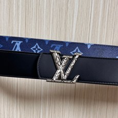 -当季新款,外侧采用, 涂层帆布,以渐变蓝色调演绎经典老花图案,自带潮流质感。- 内侧为驼色皮革,可实现 -当季新款,外侧采用, 涂层帆布,以渐变蓝色调演绎经典老花图案,自带潮流质感。- 内侧为驼色皮革,可实现