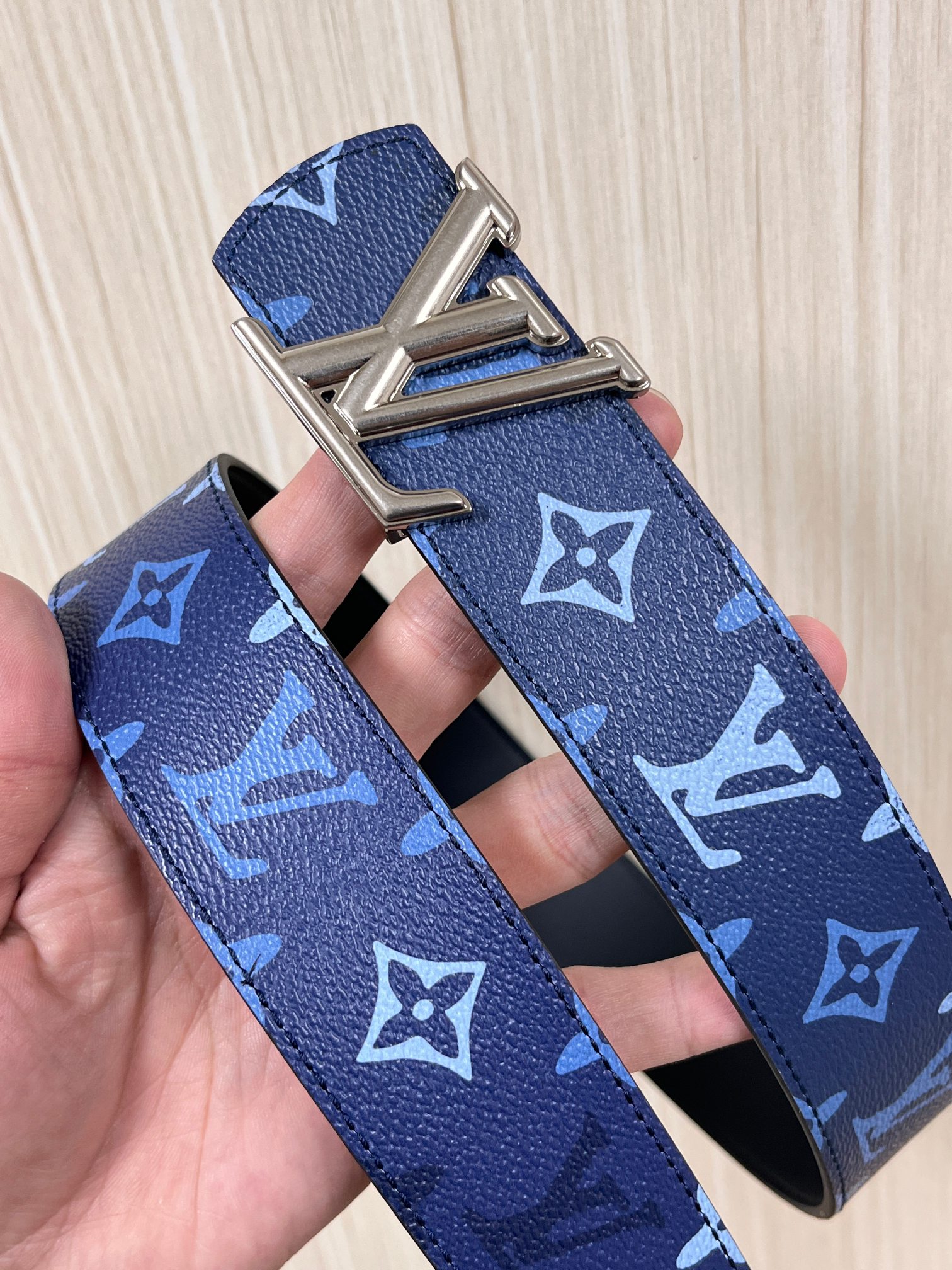 -当季新款，外侧采用， 涂层帆布，以渐变蓝色调演绎经典老花图案，自带潮流质感。- 内侧为驼色皮革，可实现