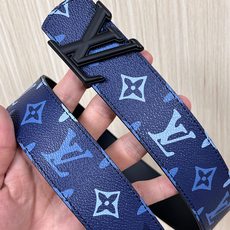 -当季新款,外侧采用, 涂层帆布,以渐变蓝色调演绎经典老花图案,自带潮流质感。- 内侧为驼色皮革,可实现 -当季新款,外侧采用, 涂层帆布,以渐变蓝色调演绎经典老花图案,自带潮流质感。- 内侧为驼色皮革,可实现
