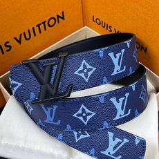 -当季新款,外侧采用, 涂层帆布,以渐变蓝色调演绎经典老花图案,自带潮流质感。- 内侧为驼色皮革,可实现 -当季新款,外侧采用, 涂层帆布,以渐变蓝色调演绎经典老花图案,自带潮流质感。- 内侧为驼色皮革,可实现