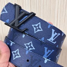 -当季新款,外侧采用, 涂层帆布,以渐变蓝色调演绎经典老花图案,自带潮流质感。- 内侧为驼色皮革,可实现 -当季新款,外侧采用, 涂层帆布,以渐变蓝色调演绎经典老花图案,自带潮流质感。- 内侧为驼色皮革,可实现
