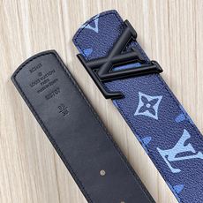 -当季新款,外侧采用, 涂层帆布,以渐变蓝色调演绎经典老花图案,自带潮流质感。- 内侧为驼色皮革,可实现 -当季新款,外侧采用, 涂层帆布,以渐变蓝色调演绎经典老花图案,自带潮流质感。- 内侧为驼色皮革,可实现