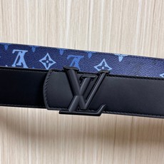 -当季新款,外侧采用, 涂层帆布,以渐变蓝色调演绎经典老花图案,自带潮流质感。- 内侧为驼色皮革,可实现 -当季新款,外侧采用, 涂层帆布,以渐变蓝色调演绎经典老花图案,自带潮流质感。- 内侧为驼色皮革,可实现