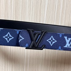 -当季新款,外侧采用, 涂层帆布,以渐变蓝色调演绎经典老花图案,自带潮流质感。- 内侧为驼色皮革,可实现 -当季新款,外侧采用, 涂层帆布,以渐变蓝色调演绎经典老花图案,自带潮流质感。- 内侧为驼色皮革,可实现