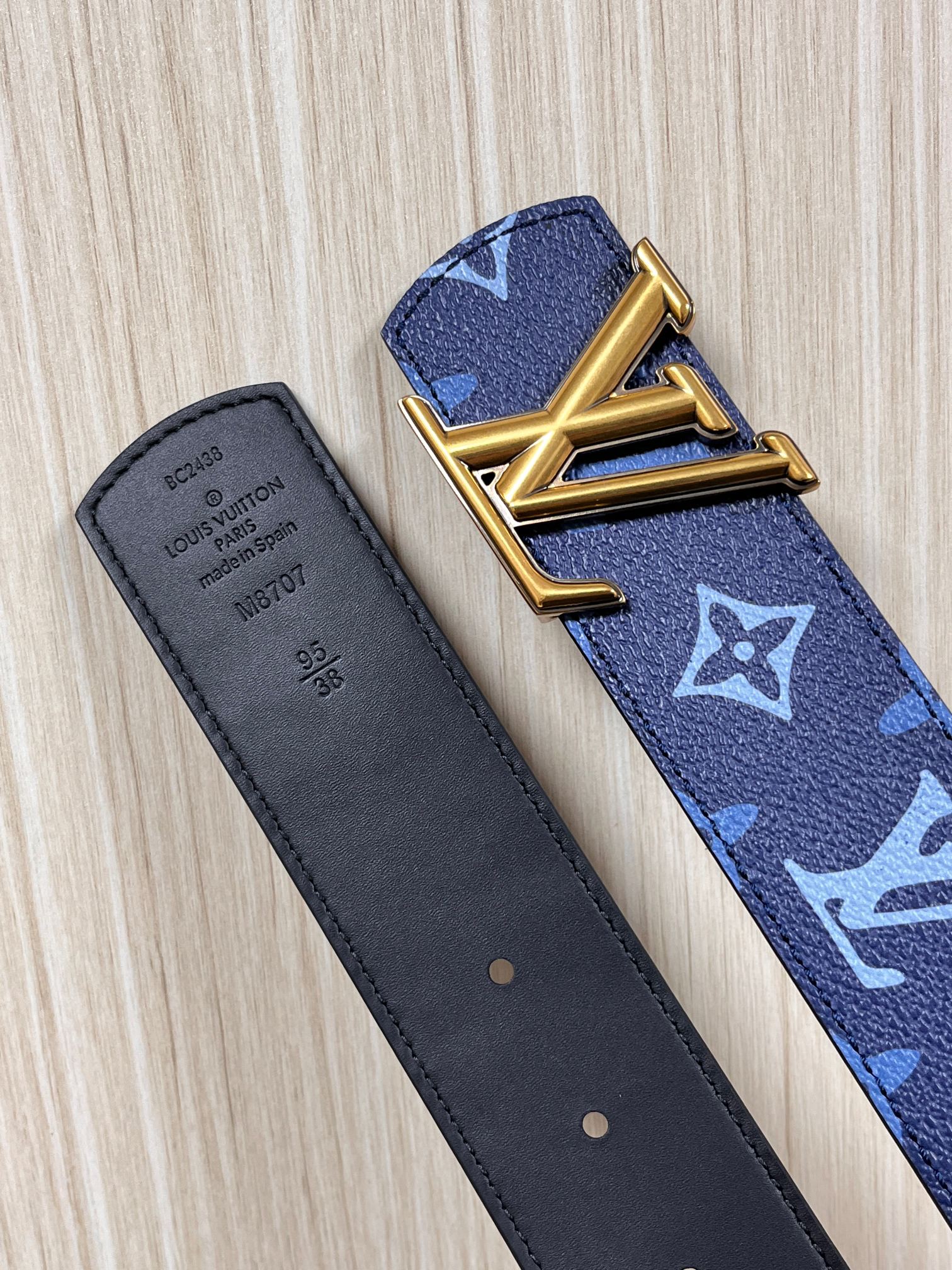 -当季新款，外侧采用， 涂层帆布，以渐变蓝色调演绎经典老花图案，自带潮流质感。- 内侧为驼色皮革，可实现