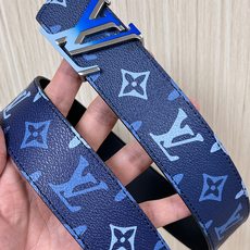 -当季新款,外侧采用, 涂层帆布,以渐变蓝色调演绎经典老花图案,自带潮流质感。- 内侧为驼色皮革,可实现 -当季新款,外侧采用, 涂层帆布,以渐变蓝色调演绎经典老花图案,自带潮流质感。- 内侧为驼色皮革,可实现