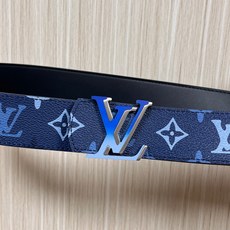 -当季新款,外侧采用, 涂层帆布,以渐变蓝色调演绎经典老花图案,自带潮流质感。- 内侧为驼色皮革,可实现 -当季新款,外侧采用, 涂层帆布,以渐变蓝色调演绎经典老花图案,自带潮流质感。- 内侧为驼色皮革,可实现