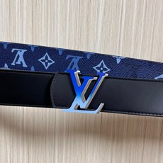 -当季新款,外侧采用, 涂层帆布,以渐变蓝色调演绎经典老花图案,自带潮流质感。- 内侧为驼色皮革,可实现 -当季新款,外侧采用, 涂层帆布,以渐变蓝色调演绎经典老花图案,自带潮流质感。- 内侧为驼色皮革,可实现