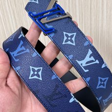 -当季新款,外侧采用, 涂层帆布,以渐变蓝色调演绎经典老花图案,自带潮流质感。- 内侧为驼色皮革,可实现 -当季新款,外侧采用, 涂层帆布,以渐变蓝色调演绎经典老花图案,自带潮流质感。- 内侧为驼色皮革,可实现