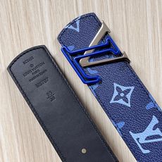 -当季新款,外侧采用, 涂层帆布,以渐变蓝色调演绎经典老花图案,自带潮流质感。- 内侧为驼色皮革,可实现 -当季新款,外侧采用, 涂层帆布,以渐变蓝色调演绎经典老花图案,自带潮流质感。- 内侧为驼色皮革,可实现