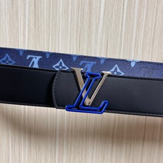 -当季新款,外侧采用, 涂层帆布,以渐变蓝色调演绎经典老花图案,自带潮流质感。- 内侧为驼色皮革,可实现 -当季新款,外侧采用, 涂层帆布,以渐变蓝色调演绎经典老花图案,自带潮流质感。- 内侧为驼色皮革,可实现