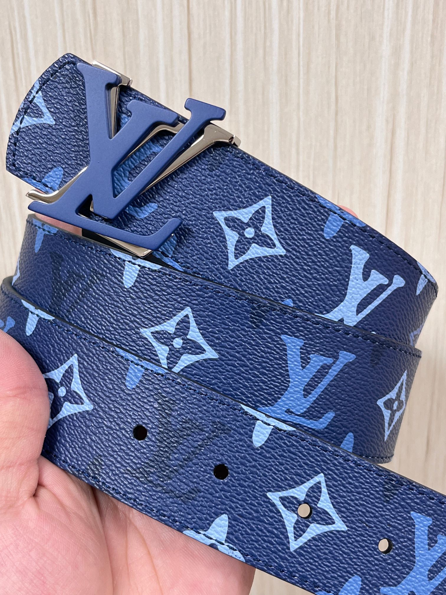 -当季新款，外侧采用， 涂层帆布，以渐变蓝色调演绎经典老花图案，自带潮流质感。- 内侧为驼色皮革，可实现