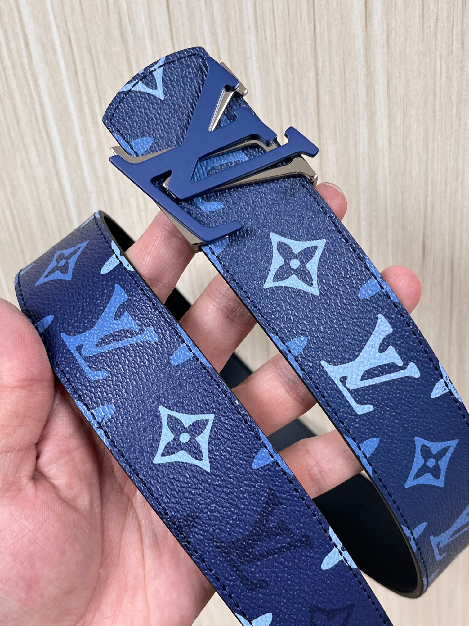 -当季新款，外侧采用， 涂层帆布，以渐变蓝色调演绎经典老花图案，自带潮流质感。- 内侧为驼色皮革，可实现