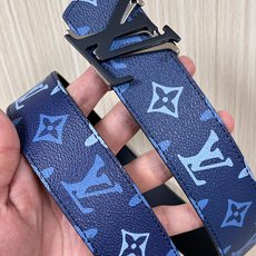 -当季新款,外侧采用, 涂层帆布,以渐变蓝色调演绎经典老花图案,自带潮流质感。- 内侧为驼色皮革,可实现 -当季新款,外侧采用, 涂层帆布,以渐变蓝色调演绎经典老花图案,自带潮流质感。- 内侧为驼色皮革,可实现