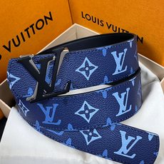 -当季新款,外侧采用, 涂层帆布,以渐变蓝色调演绎经典老花图案,自带潮流质感。- 内侧为驼色皮革,可实现 -当季新款,外侧采用, 涂层帆布,以渐变蓝色调演绎经典老花图案,自带潮流质感。- 内侧为驼色皮革,可实现