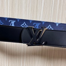 -当季新款,外侧采用, 涂层帆布,以渐变蓝色调演绎经典老花图案,自带潮流质感。- 内侧为驼色皮革,可实现 -当季新款,外侧采用, 涂层帆布,以渐变蓝色调演绎经典老花图案,自带潮流质感。- 内侧为驼色皮革,可实现