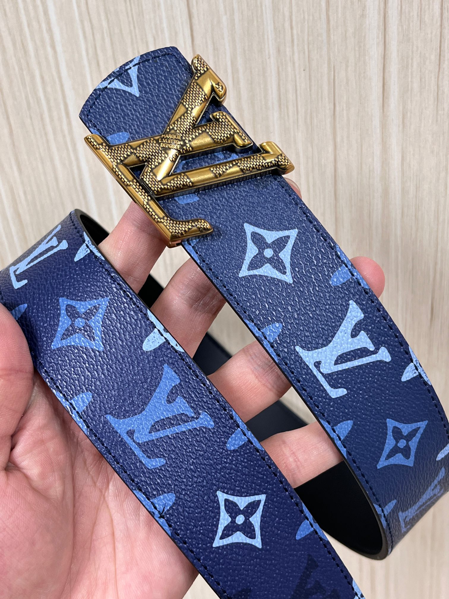 -当季新款，外侧采用， 涂层帆布，以渐变蓝色调演绎经典老花图案，自带潮流质感。- 内侧为驼色皮革，可实现