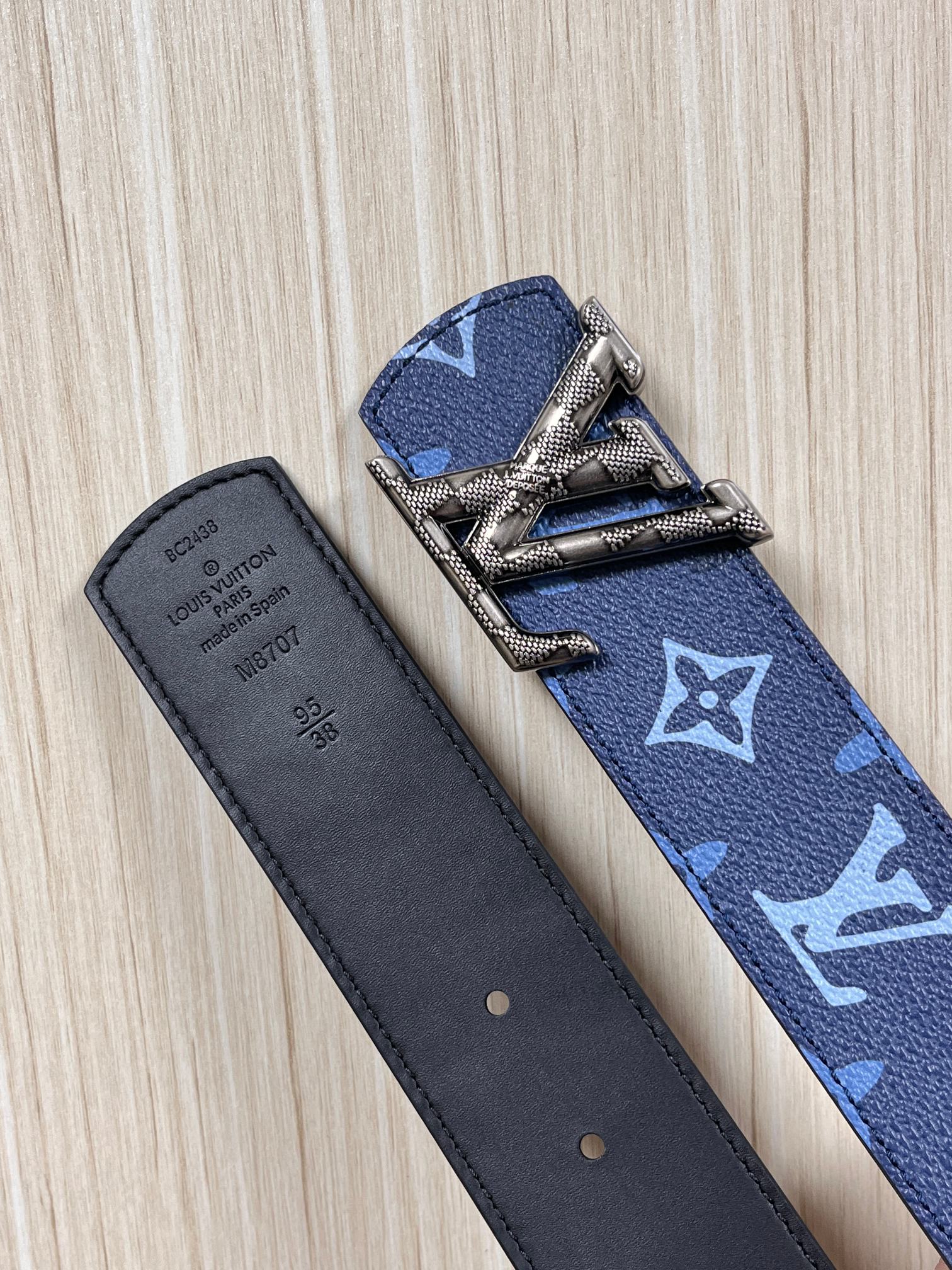 -当季新款，外侧采用， 涂层帆布，以渐变蓝色调演绎经典老花图案，自带潮流质感。- 内侧为驼色皮革，可实现