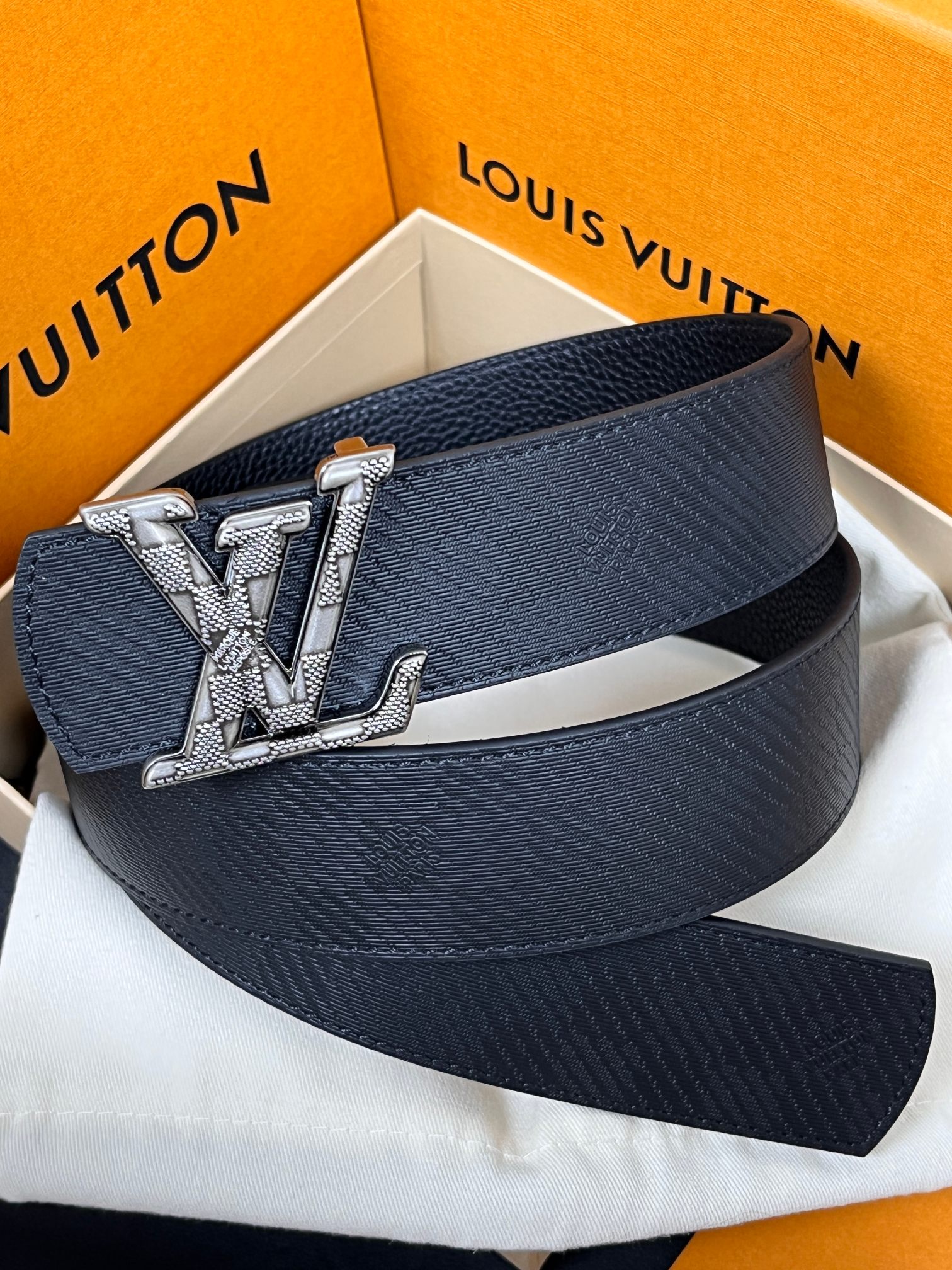 当季新款， 这款全黑 LV Dimension 40mm 双面腰带，将个性态度与优雅格调融为一体。带扣以