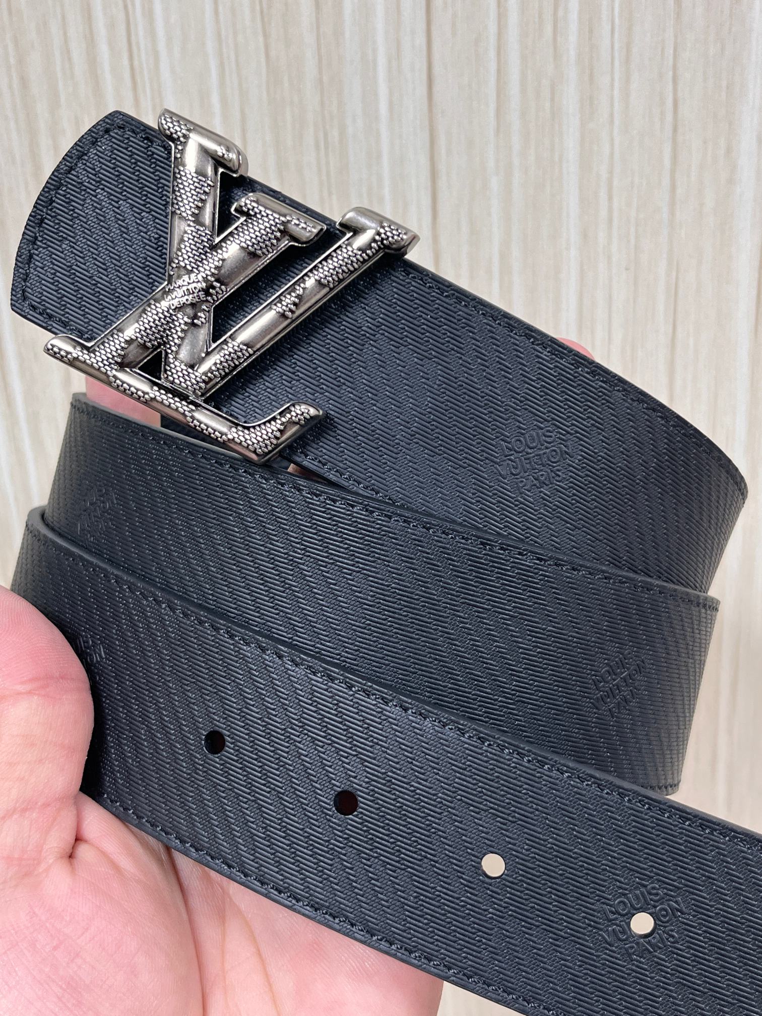 当季新款， 这款全黑 LV Dimension 40mm 双面腰带，将个性态度与优雅格调融为一体。带扣以