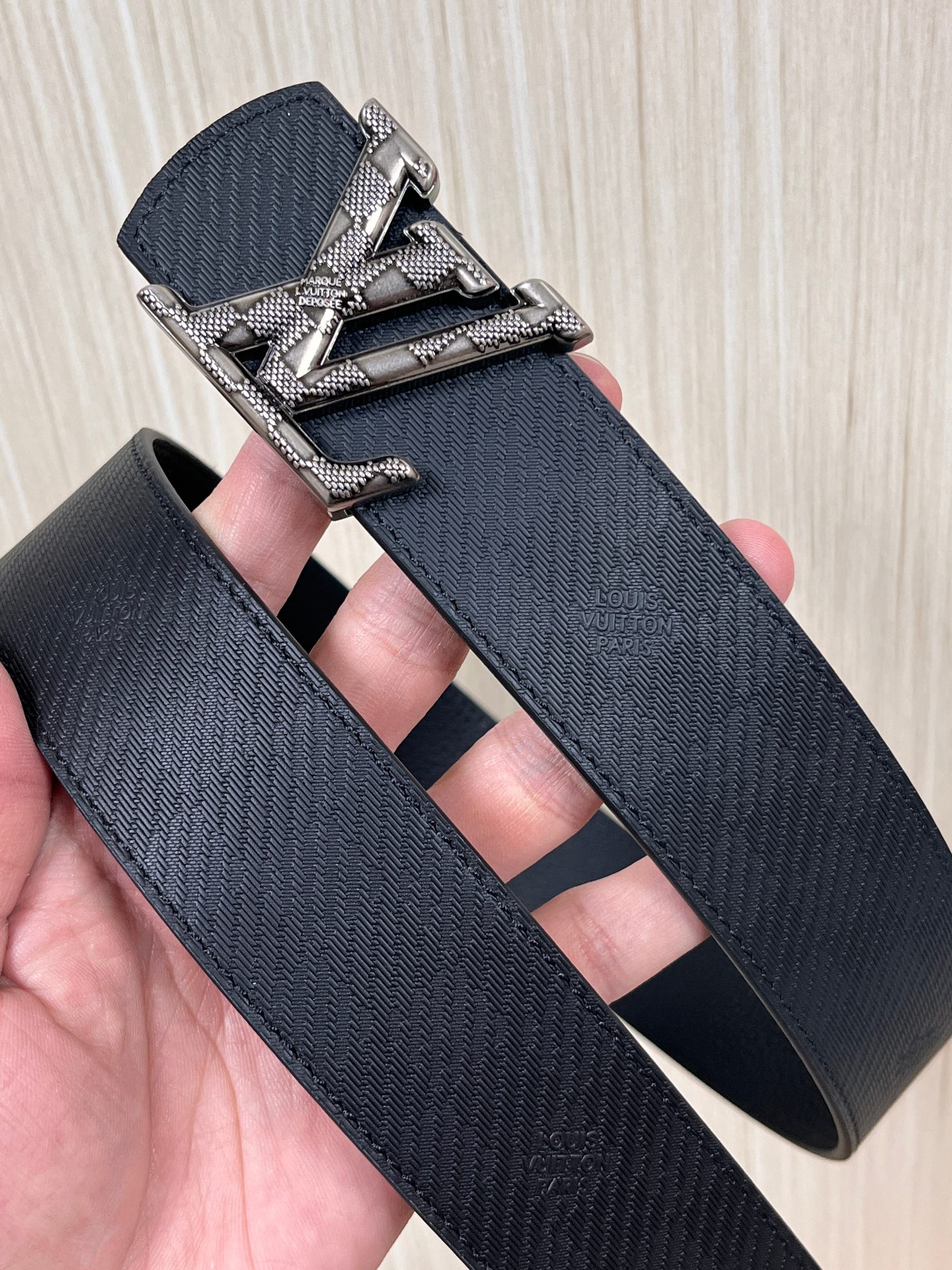 当季新款， 这款全黑 LV Dimension 40mm 双面腰带，将个性态度与优雅格调融为一体。带扣以