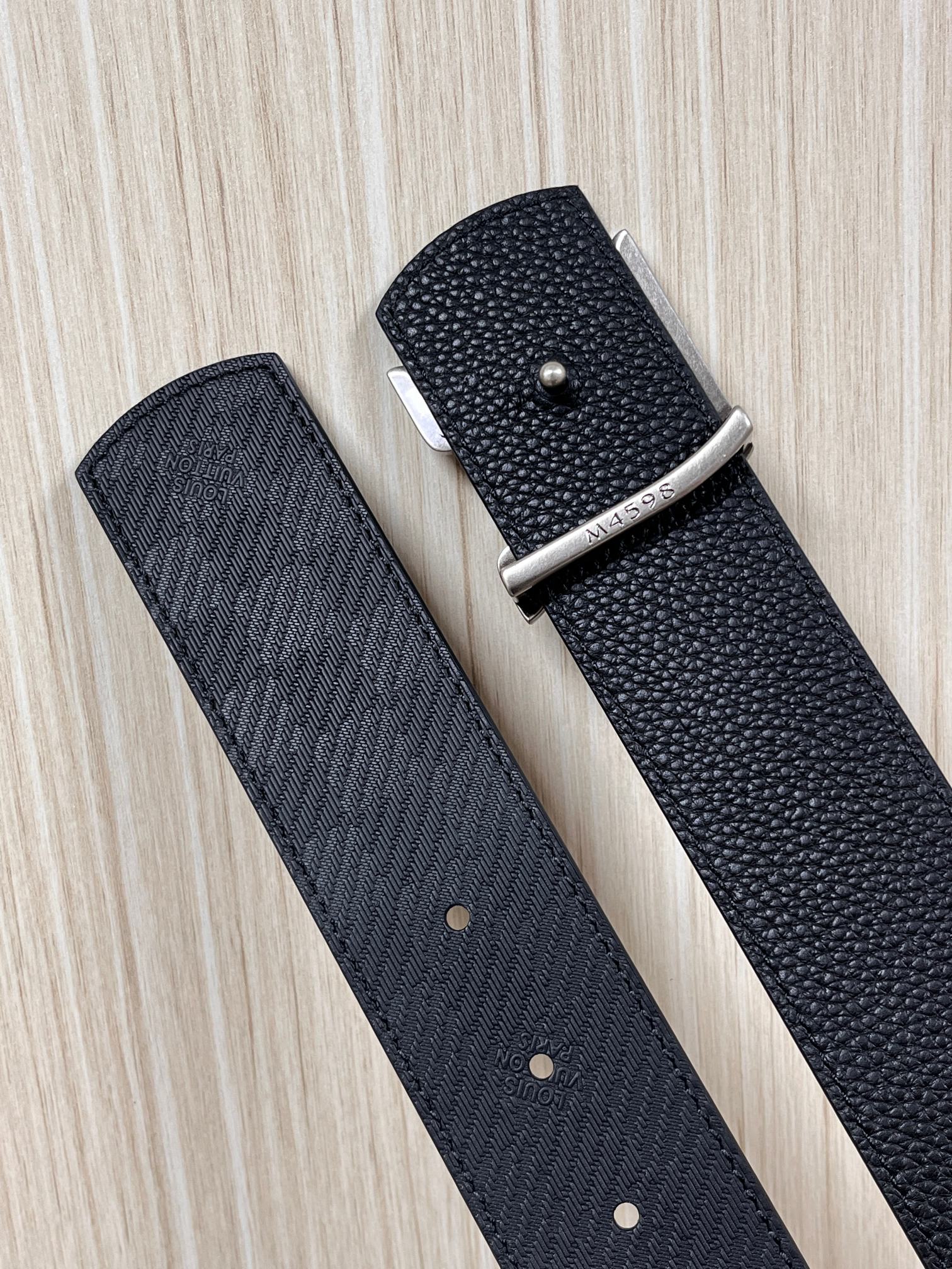 当季新款， 这款全黑 LV Dimension 40mm 双面腰带，将个性态度与优雅格调融为一体。带扣以