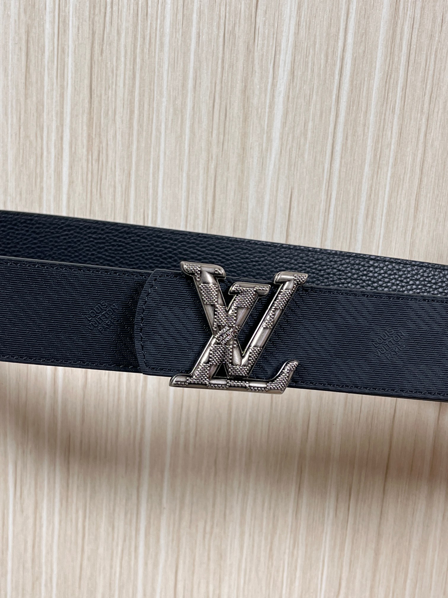 当季新款， 这款全黑 LV Dimension 40mm 双面腰带，将个性态度与优雅格调融为一体。带扣以