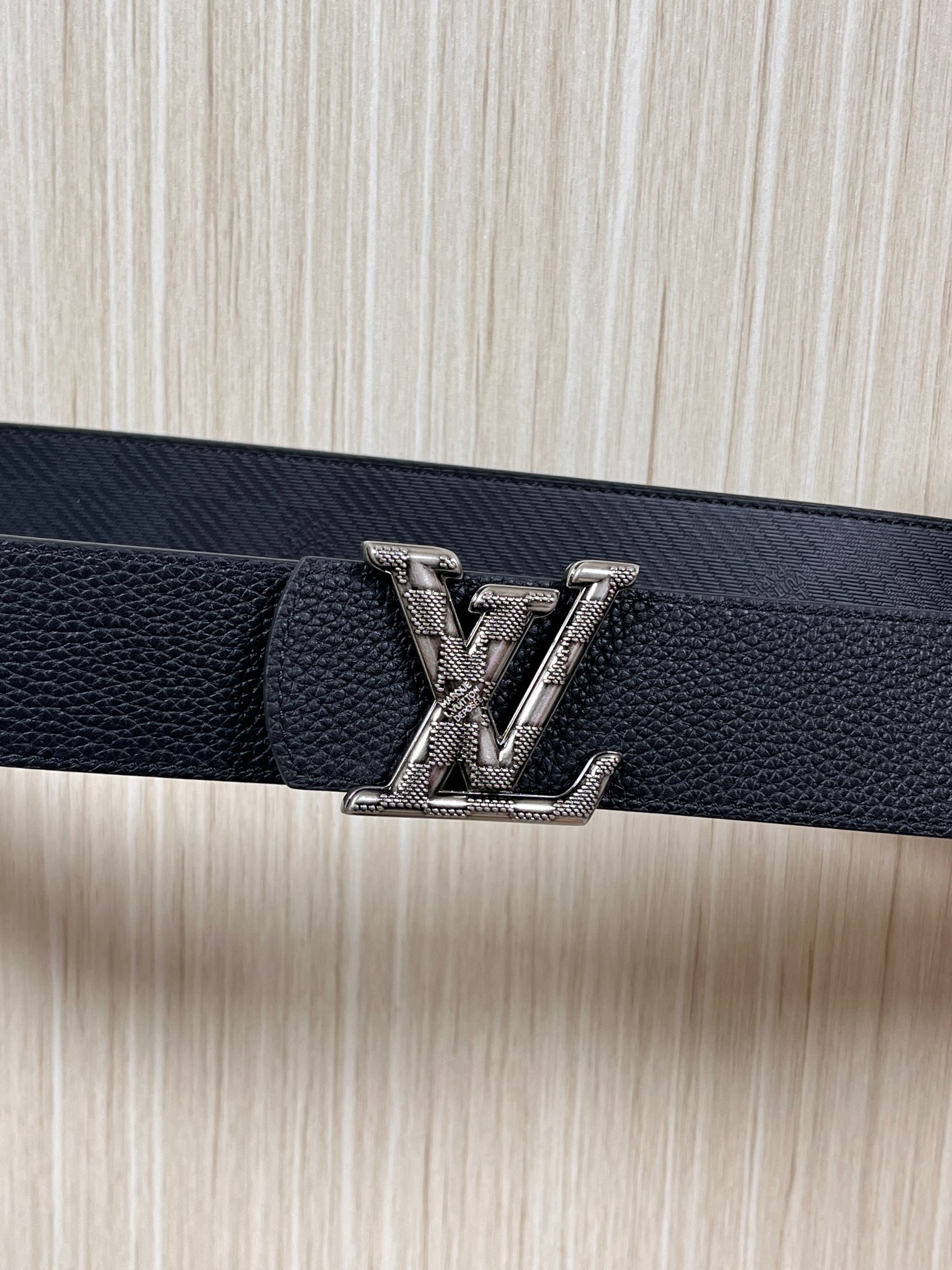 当季新款， 这款全黑 LV Dimension 40mm 双面腰带，将个性态度与优雅格调融为一体。带扣以