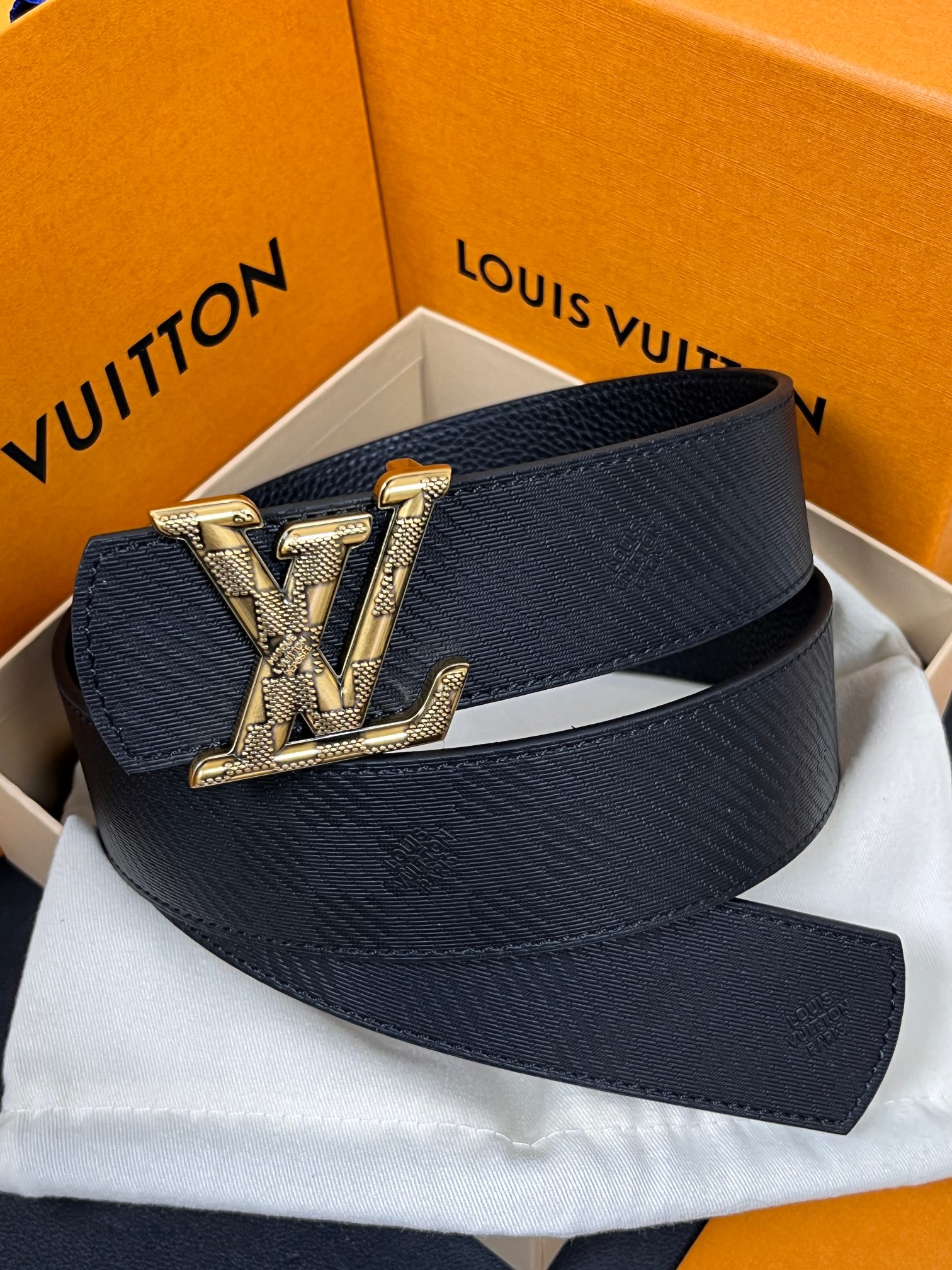 当季新款， 这款全黑 LV Dimension 40mm 双面腰带，将个性态度与优雅格调融为一体。带扣以