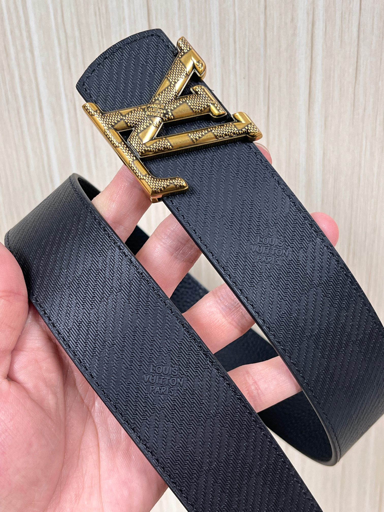 当季新款， 这款全黑 LV Dimension 40mm 双面腰带，将个性态度与优雅格调融为一体。带扣以