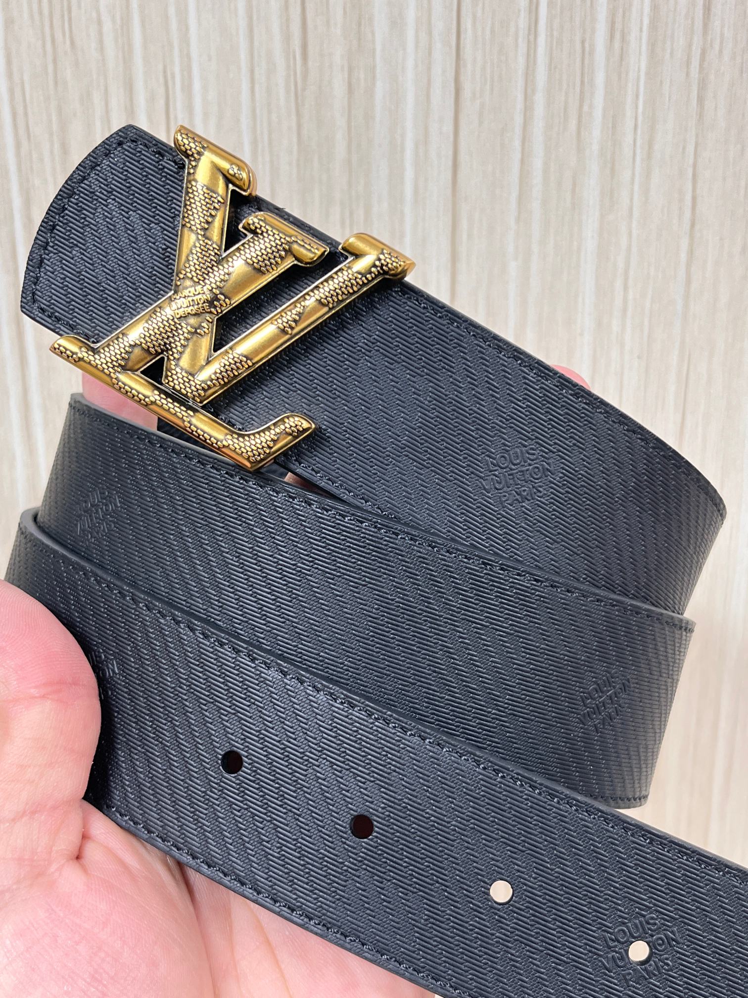 当季新款， 这款全黑 LV Dimension 40mm 双面腰带，将个性态度与优雅格调融为一体。带扣以