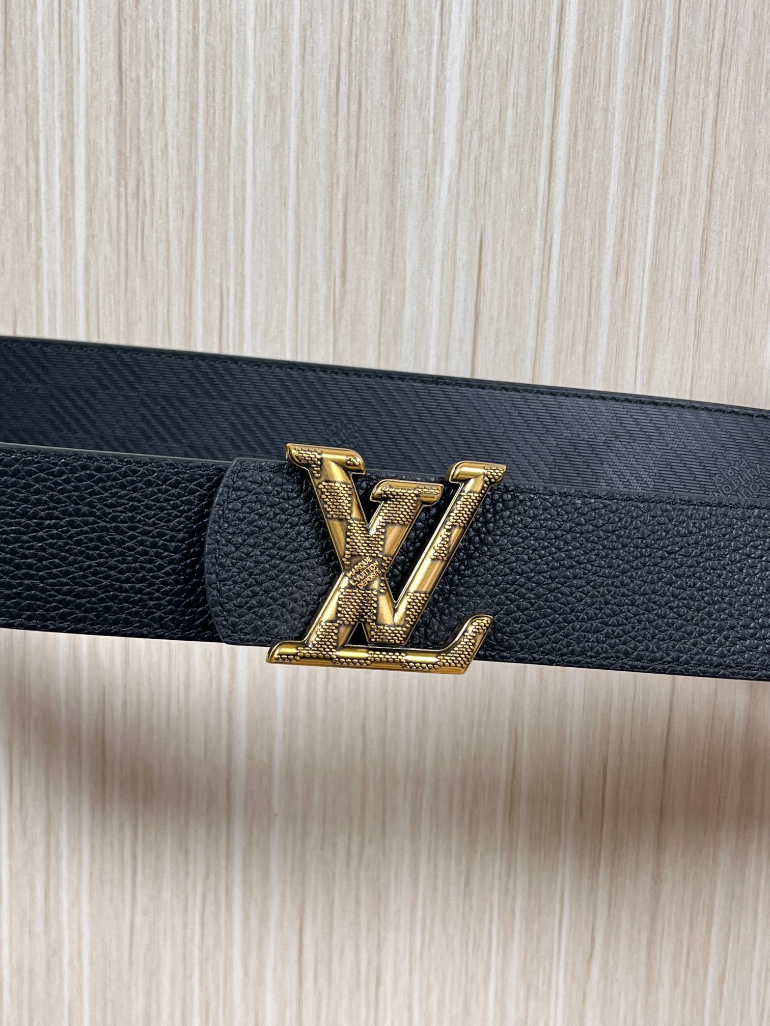 当季新款， 这款全黑 LV Dimension 40mm 双面腰带，将个性态度与优雅格调融为一体。带扣以