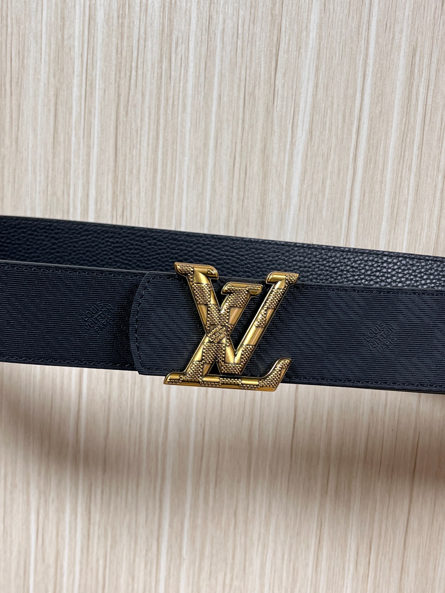 当季新款， 这款全黑 LV Dimension 40mm 双面腰带，将个性态度与优雅格调融为一体。带扣以