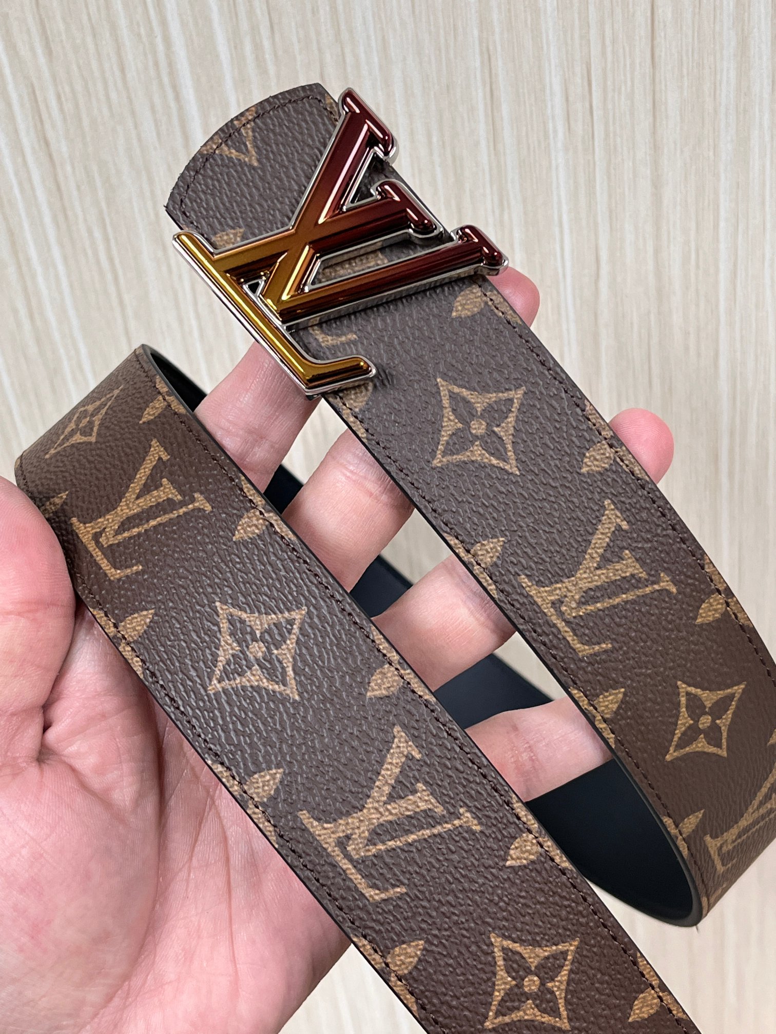 当季新款（型号M884）一面是经典Monogram老花帆布，另一面是黑色牛皮，可根据穿搭场景切换风格，实