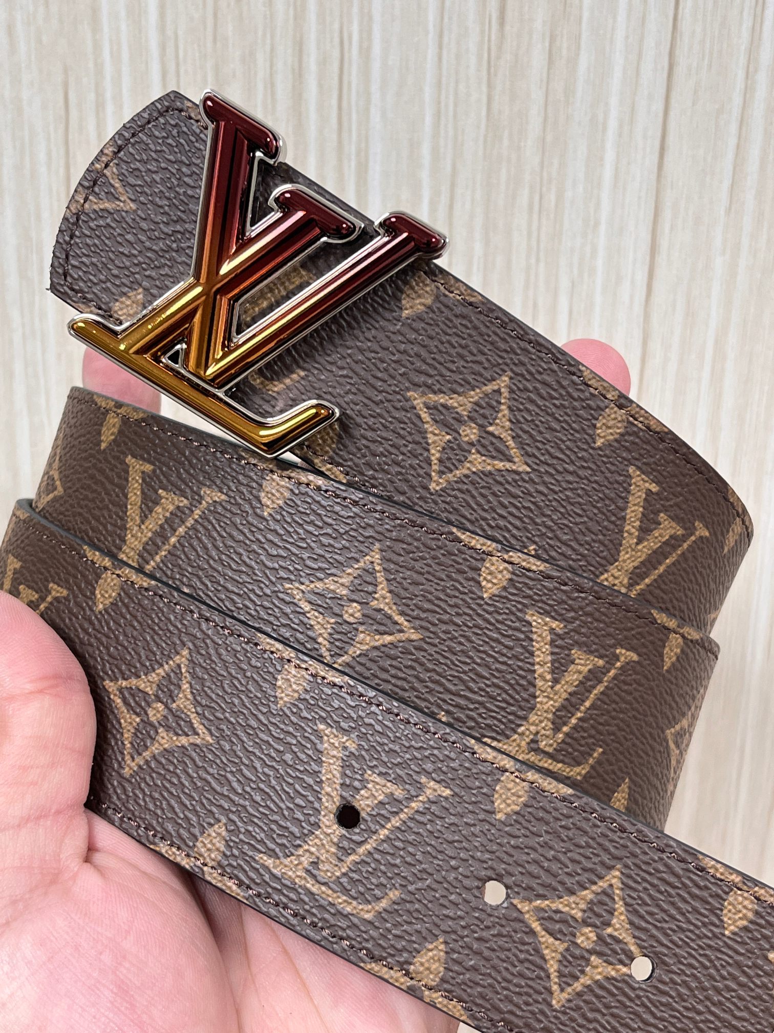 当季新款（型号M884）一面是经典Monogram老花帆布，另一面是黑色牛皮，可根据穿搭场景切换风格，实