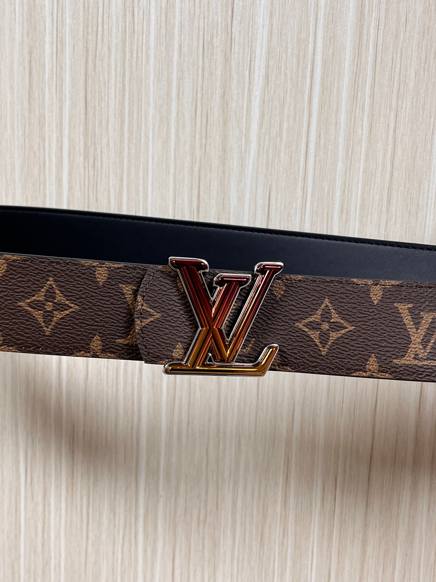 当季新款（型号M884）一面是经典Monogram老花帆布，另一面是黑色牛皮，可根据穿搭场景切换风格，实
