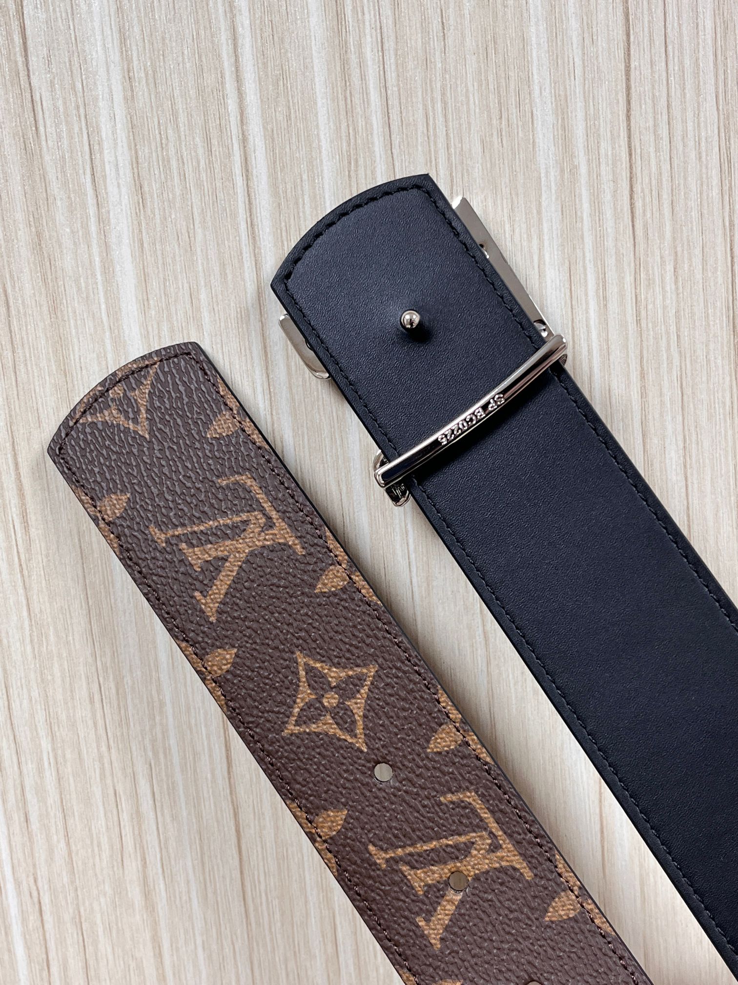 当季新款（型号M884）一面是经典Monogram老花帆布，另一面是黑色牛皮，可根据穿搭场景切换风格，实