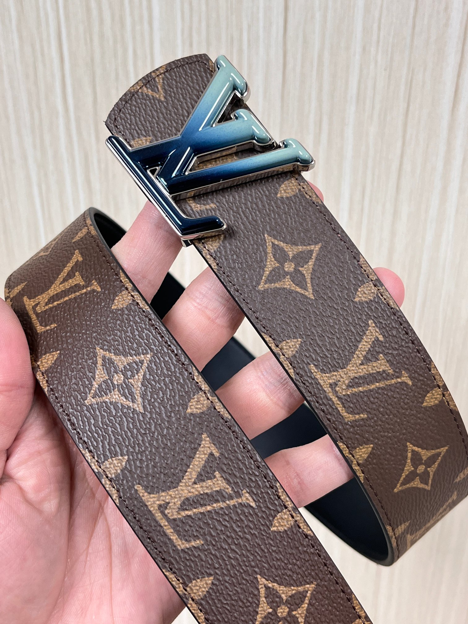 当季新款（型号M884）一面是经典Monogram老花帆布，另一面是黑色牛皮，可根据穿搭场景切换风格，实