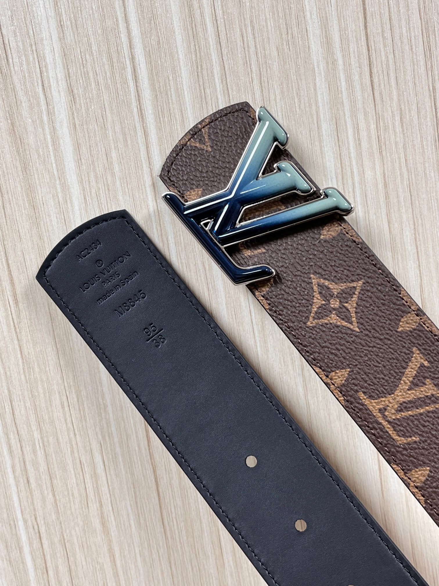 当季新款（型号M884）一面是经典Monogram老花帆布，另一面是黑色牛皮，可根据穿搭场景切换风格，实
