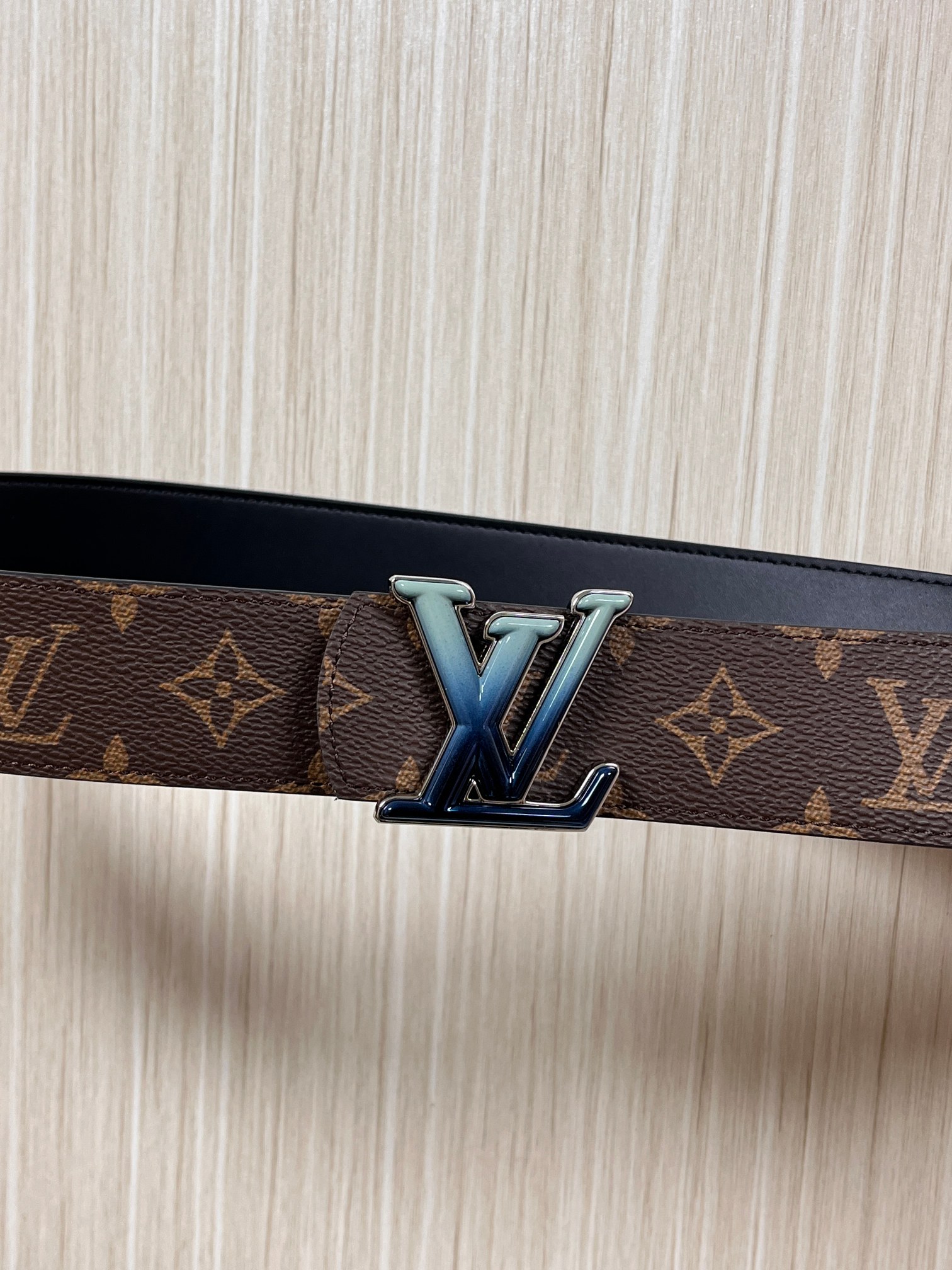 当季新款（型号M884）一面是经典Monogram老花帆布，另一面是黑色牛皮，可根据穿搭场景切换风格，实