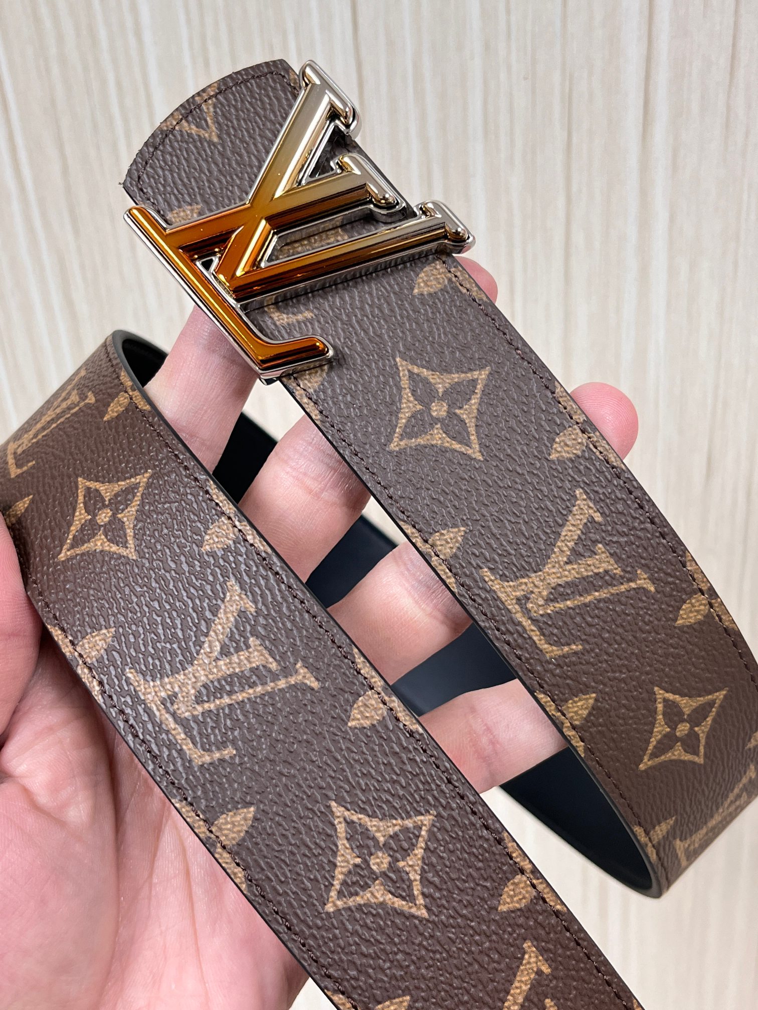 当季新款（型号M884）一面是经典Monogram老花帆布，另一面是黑色牛皮，可根据穿搭场景切换风格，实