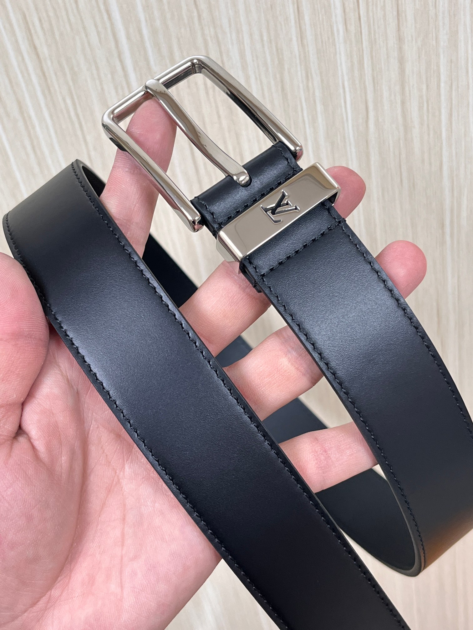 当季新款，款Corner Pin Trunk35毫米双面腰带呈现简约廓形，尽显路易威登精湛匠艺传承。双面均采用光滑皮革制