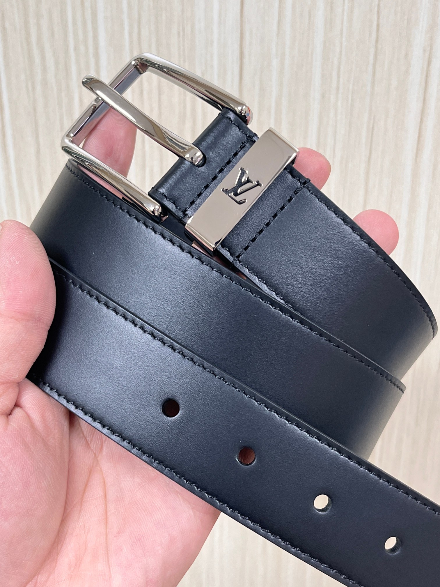 当季新款，款Corner Pin Trunk35毫米双面腰带呈现简约廓形，尽显路易威登精湛匠艺传承。双面均采用光滑皮革制