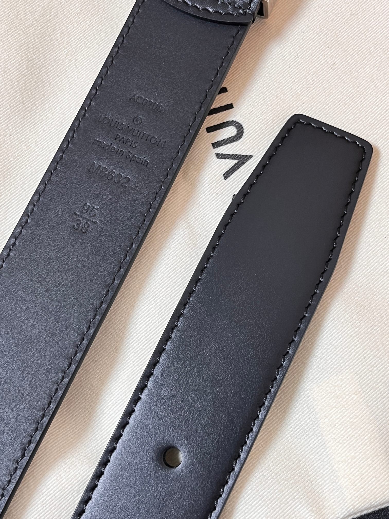 当季新款，款Corner Pin Trunk35毫米双面腰带呈现简约廓形，尽显路易威登精湛匠艺传承。双面均采用光滑皮革制