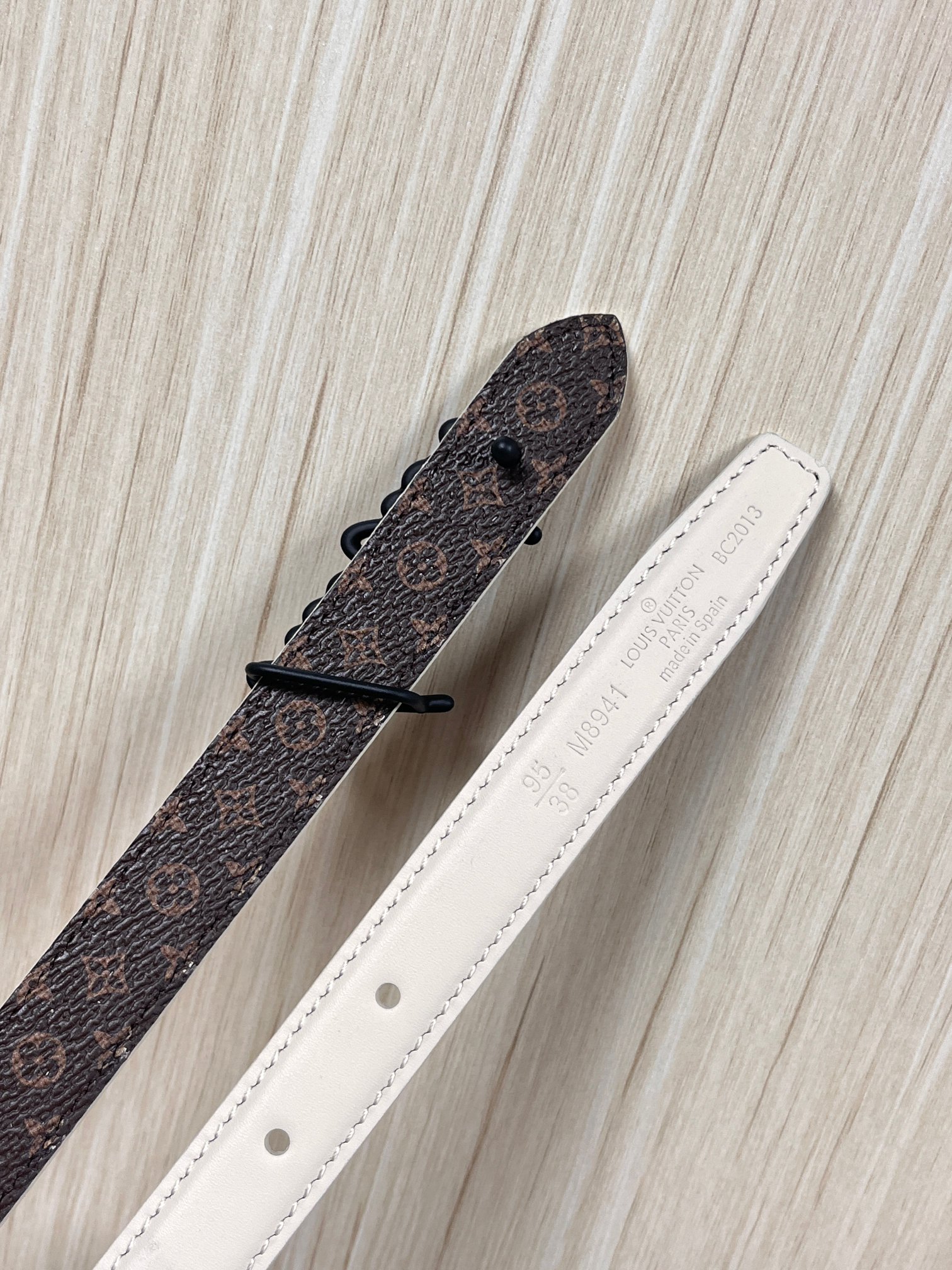 2.0宽当季新款，帆布印花，一面白色小牛皮起股带，搭配精品扣铁丝扣，官网同步。2.0宽一尖一方