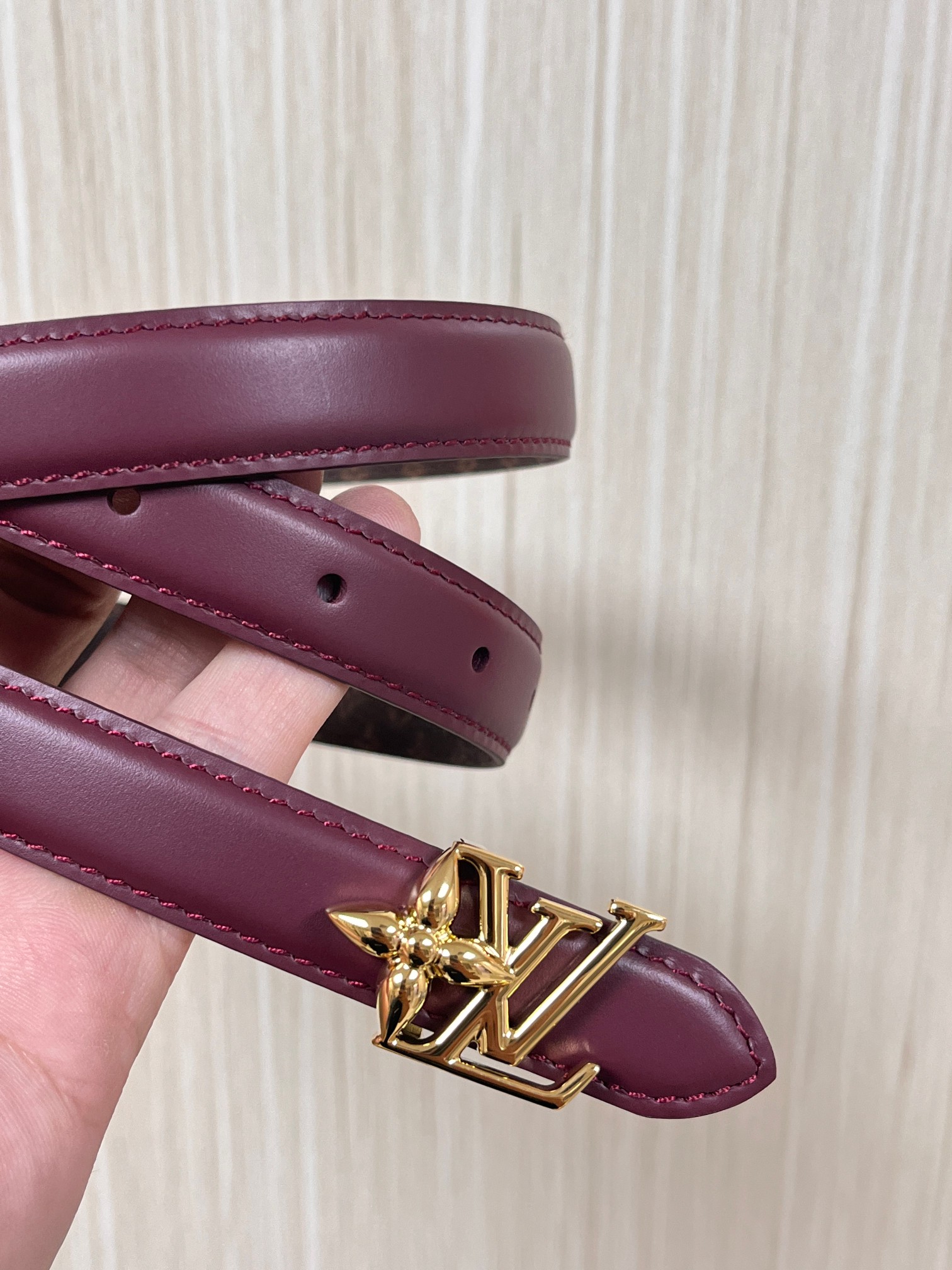 当季新款，双面腰带以华美皮革和标志性Monogram 帆布演绎两式风范，为纤细构型融入耀目LV Init