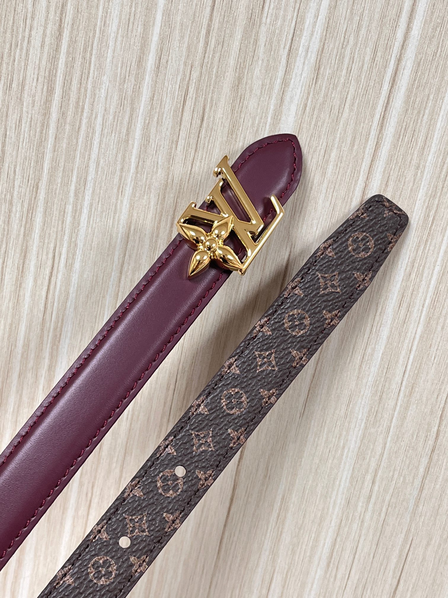 当季新款，双面腰带以华美皮革和标志性Monogram 帆布演绎两式风范，为纤细构型融入耀目LV Init